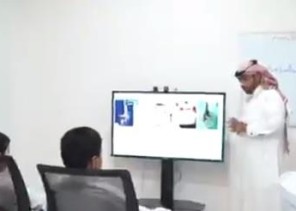 شاهد: كيف حول معلم في طريف جزءاً من منزله إلى فصل دراسي ذكي ومتكامل ليدرس فيه أبناءه