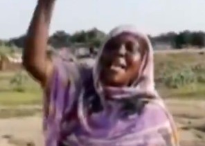 بالفيديو: سودانية في سعادة كبيرة بالمساعدات الإغاثية .. “يعيش الملك سلمان”