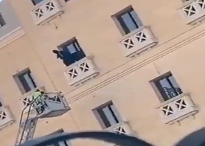 بالفيديو: فتاة تحاول القفز من الدور السابع بفندق في الدمام .. والجهات الامنية تمنعها!