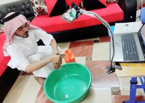 حرصاً منه على التطبيق العلمي .. شاهد: معلم يشرح صفة الوضوء لطلابه عبر “مدرستي”