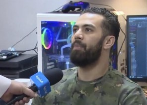 بالفيديو: فنان سعودي من أهالي المدينة المنورة يستغل فترة العزل المنزلي ويقوم بإعداد معزوفات لـ “اليوم الوطني”