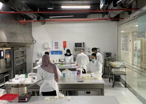 طلاب سعوديون يطلقون (زادك الله خيرا ياوطن) باليوم الوطني