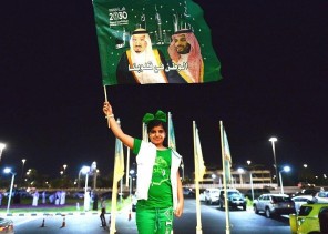 بشعار “همة حتى القمة” .. بالفيديو والصور: جموع من المواطنين في ربوع المملكة يحتفلون باليوم الوطني الـ 90