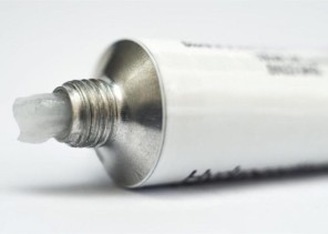 تحذير من الغذاء والدواء من استخدام كريمات الكورتيزون الموضعي لتبييض البشرة