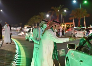 احتفالات اليوم الوطني الـ 90 تجذب زوار الواجهة البحرية في القطيف