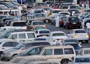 شبان سعوديون يكشفون حيل بعض “شريطية” معارض السيارات في الشراء والبيع (فيديو)