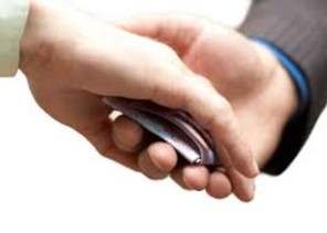 حكم الشرع في دفع الرشاوى لمنع الضرر عنه؟ .. المصلح يجيب!