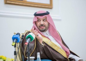 أمير الحدود الشمالية يستقبل المواطنين في جلسته المسائية