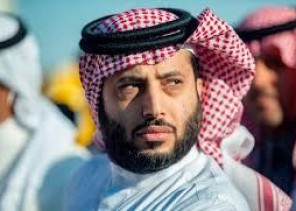 “مقطعها طير النوم من عيني”.. تركي آل الشيخ يعِد بالتواصل مع أم الأيتام