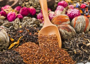 مسؤول بالغذاء والدواء: حظر بيع 70 عشباً في محلات العطارة لخطورتها على الصحة