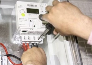 رداً على مشترك .. توضيح من الكهرباء بشأن المبلغ أو عدد الفواتير التي يُفصل عندها الخدمة