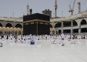 عبر تطبيق “اعتمرنا” .. الحج والعمرة تشرح آلية تنظيم دخول المعتمرين والمصلين والزوار