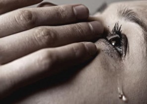 هل النوم بعد البكاء مباشرة يُسبب جلطات القلب؟.. مختص يُجيب