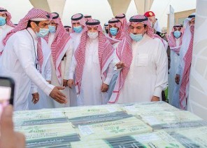 سمو أمير القصيم‬ يثمن هدية موسم عنيزة للتمور لأبطال ‫الحد الجنوبي‬‬