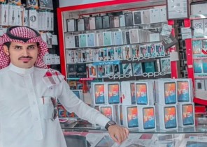 في بادرة طيبة ومميزة .. معلم يهدي لــ” جميع  طلاب مدرسته” بأجهزة ذكية ويثير الإعجاب