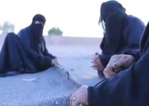 رغم انقراضها .. بالفيديو: مسنات في عرعر يداومن على مهنة حياكة بيوت الشعر اليدوية