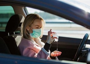 بالفيديو: مختص يحذر من خطورة ترك المعقمات داخل المركبات .. ويكشف عن سببين!