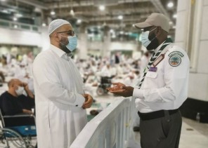 قادة كشافة مكة المكرمة يساهمون في تطبيق الإجراءات الاحترازية بالحرم المكي  