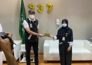 صحة مكة تكرّم “نسايم الزهراني” لتطوعها في مركز بلاغات (937)