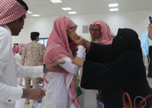 شاهد: أول فيديو وصور لحظة استقبال أهالي الأسرى العائدين من اليمن في قاعدة الملك سلمان الجوية