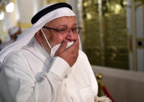 بالصور .. زوار المسجد النبوي تُذرف دموعهم لحظة مرورهم للسلام على الرسول صلى الله عليه وسلم