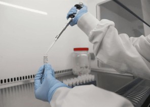 بالفيديو .. “استشاري أمراض معدية” : إجراء اختبارات للقاح ضد فيروس “كورونا” على نحو 5 آلاف شخص بالمملكة