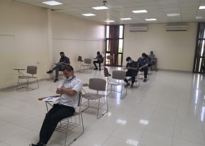 كلية  الاتصالات بالرياض تطبق الاحترازات في الاختبارات