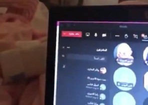شاهد: معلمة تتابع الدروس مع طالباتها عبر “مدرستي من داخل مستشفى بعد مرافقتها لابنتها