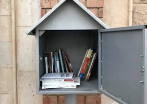 شاهد: معلم ينصب “عشاً” بجوار منزله لتداول الكتب مع الآخرين في القطيف