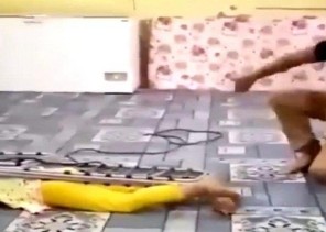 شرطة مكة المكرمة: القبض على مقيم ظهر في فيديو وهو يعتدي على طفلته بالضرب بعد تقييدها