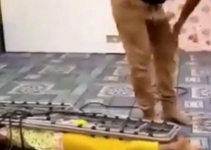 مستشار قانوني يكشف عن العقوبة والغرامة المتوقعة بحق “معذب طفلته بالسوط”