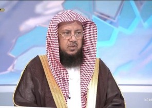 السليمان يكشف حكم الحركة في الصلاة – فيديو