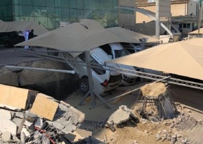 شاهد: لحظة هبوط أرضي مفاجئ أمام أحد أبراج في مواقف السيارات بالخبر