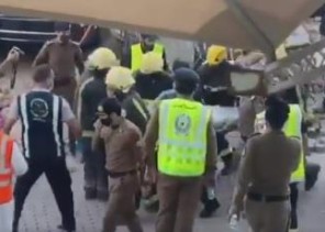 بالفيديو: لحظة إخراج حالة كانت محتجزة تحت أنقاض المواقف المنهارة في الخبر