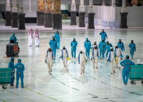 غسل وتعقيم المسجد الحرام خلال (15) دقيقة استعداد لاستقبال الوفد الثاني من المعتمرين