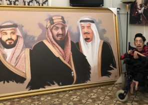 الرسام “راكان كردي” ينال إشادة واسعة بعد رسم لوحة كبيرة لـ”الملك المؤسس” و “خادم الحرمين” و “ولي العهد”