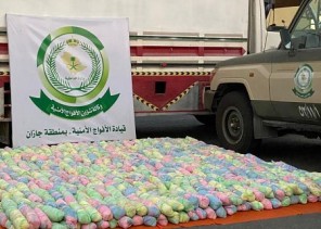 دوريات الأفواج بجازان يقبضون على شخص ويحبطون كميات كبيرة من القات المخدر .. والكشف عن جنسية المتهم!