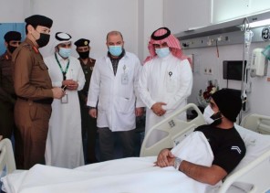 بعد تعرضهما لإصابة في إخماد حريق جبل غلامة .. مدير عام الدفاع المدني يطمئن على العريف خالد الشهري و سلمان العمري