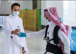 المصلون يؤدّون أول جمعة بالمسجد الحرام بعد العودة التدريجية وسط إجراءات احترازية مشددة