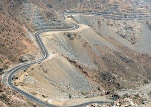 بسبب هطول الأمطار .. إغلاق طريق الهدا في الاتجاهين