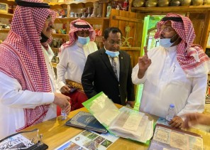 السفير المالديفي يزور متحف المناخة بأملج وقصر الامارة القديم