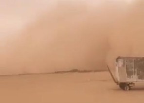 تصاعد الغبار وغطى المنطقة .. شاهد: عاصفة ترابية تجتاح حفر الباطن