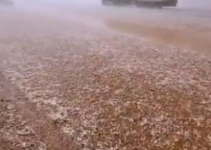 شاهد: تبوك تكتسي بـ”اللون الأبيض” بعد تساقط البرد على أماكن متفرقة!