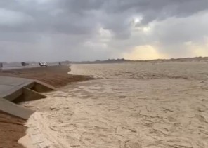 بعد هطول أمطار غزيرة .. شاهد: جريان أحد الشعاب جنوب حائل ترسم لوحة طبيعية رائعة!