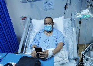 رغم المرض معلم بتعليم صبيا يشرح الدروس لطلابه عن بعد وهو على السرير الأبيض