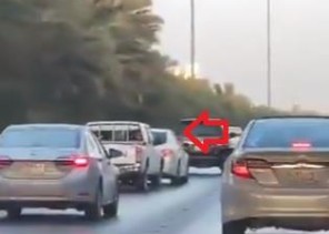 بالفيديو: مطاردة بين سيارتين على طريق بـ”الرياض”