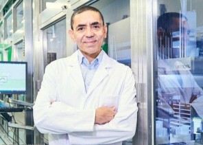 بالفيديو: عالم مشارك في فريق عمل “فايزر” المضاد لكورونا يكشف تفاصيل جديدة عن اللقاح المنتظر