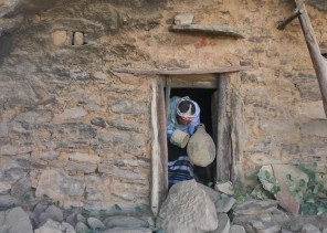 شاهد: أحد البيوت الكهفية في الريث بجازان يلفت انتباه الجمهور بعد أن تجاوز عمره 300 عاما