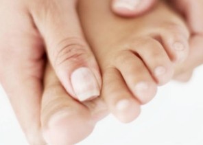 “الأقدام الباردة” علامة على 8 أمراض خطيرة .. انتبه لها!