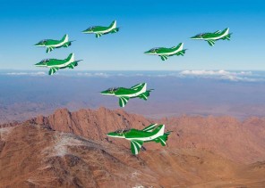 راسمين لوحة الاختتام .. شاهد: القوات الجوية تنظم عرضاً جوياً ضمن فعاليات اختتام قمة العشرين